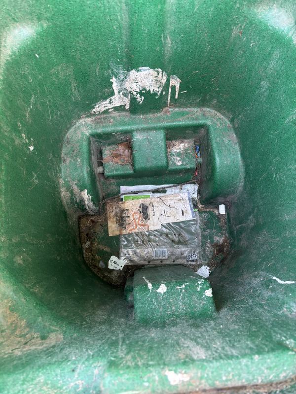 Dirty bin before cleaning