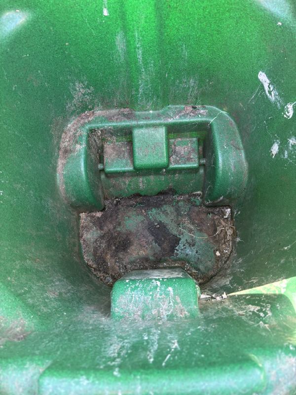Dirty bin before cleaning